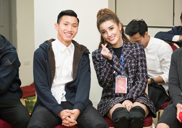 Á hậu Huyền My khoe vai trần gợi cảm, ngả đầu tình cảm bên Đoàn Văn Hậu ảnh 9