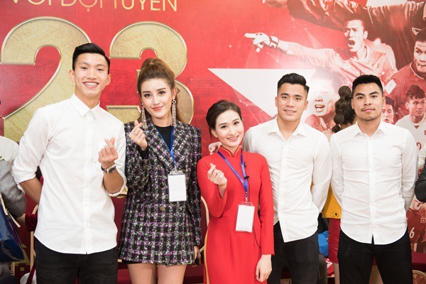 Á hậu Huyền My khoe vai trần gợi cảm, ngả đầu tình cảm bên Đoàn Văn Hậu ảnh 10