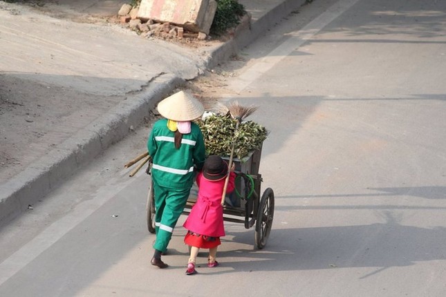 Khoảnh khắc ấm lòng ngày 29 Tết: Hai cô lao công chụp ảnh bên hoa đào sau khi dọn sạch phố ảnh 6