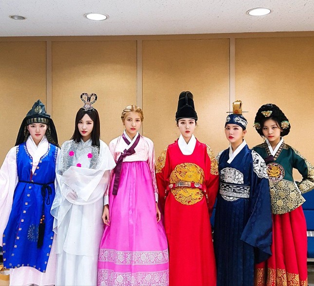 Người hâm mộ cười ngất khi G-Friend chơi trội cosplay nhân vật "cực sốc" ảnh 2