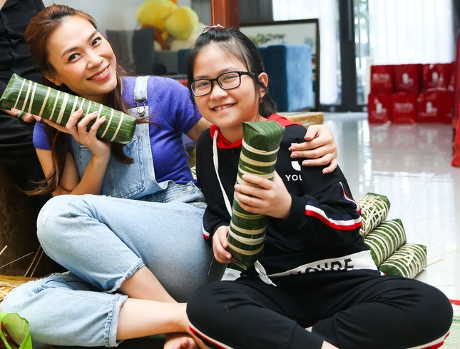 Mỹ Tâm quây quần bên gia đình, trổ tài nấu bánh tét, làm mứt dịp Tết ảnh 5