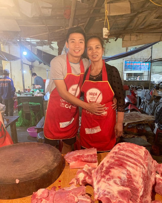 "Chú bộ đội" Tư Dũng về làng, vượt chỉ tiêu, bán hết thịt lợn sớm cùng mẹ ảnh 3