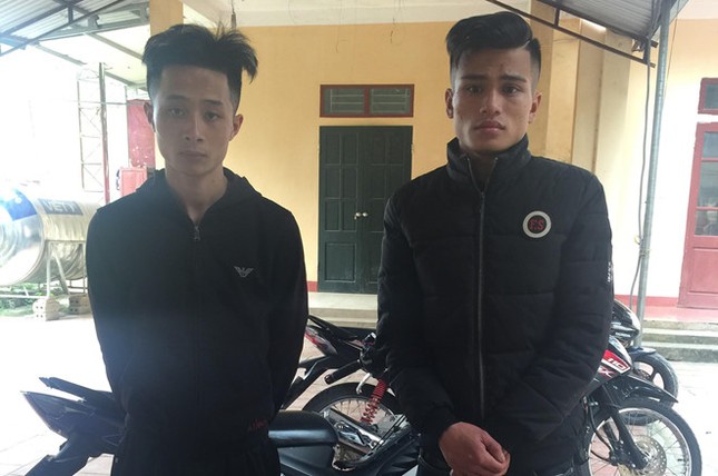 Hai thanh niên ném pháo vào trụ sở công an huyện ảnh 1