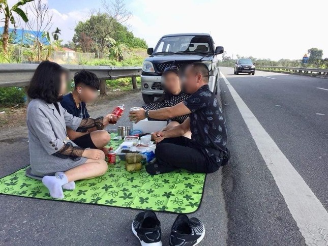 Gia đình trải bạt ngồi ăn ngay trên đường cao tốc Nội Bài - Lào Cai ngỡ như ở nhà hàng ảnh 1
