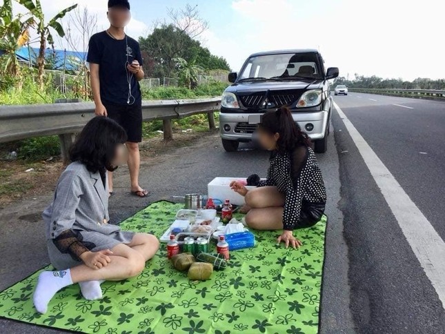 Gia đình trải bạt ngồi ăn ngay trên đường cao tốc Nội Bài - Lào Cai ngỡ như ở nhà hàng ảnh 2