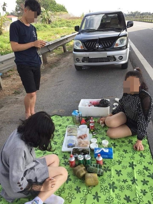 Gia đình trải bạt ngồi ăn ngay trên đường cao tốc Nội Bài - Lào Cai ngỡ như ở nhà hàng ảnh 3