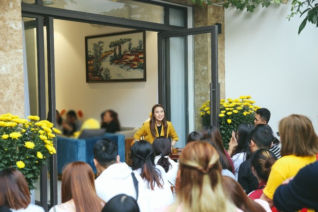 Mỹ Tâm bất ngờ nhận được nhiều món quà ý nghĩa từ người hâm mộ trong buổi họp fan đầu năm ảnh 1