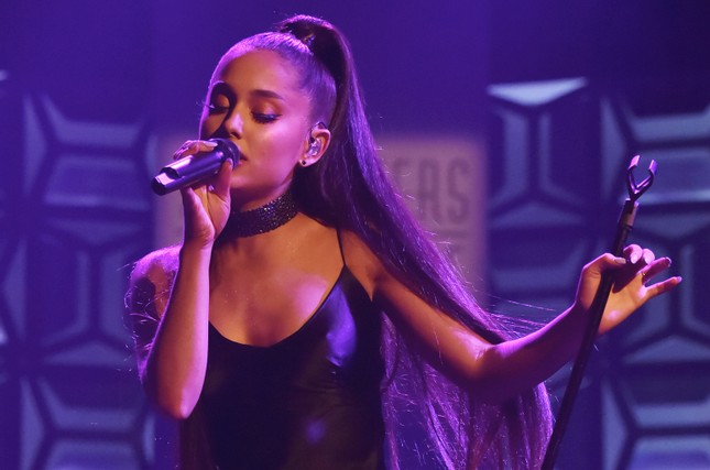 Grammy 2019: Lady Gaga bất ngờ lập “hat-trick”, Ariana Grande “văng tục” khi lần đầu đoạt giải! ảnh 1