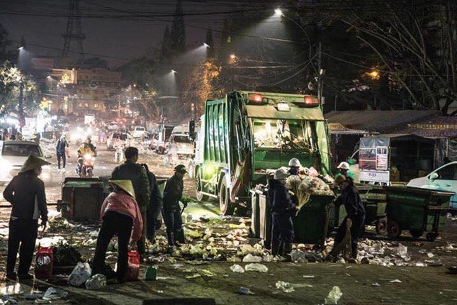 Khủng khiếp: Rác ngập tràn các con đường ở Đà Lạt sau 5 ngày Tết? ảnh 2