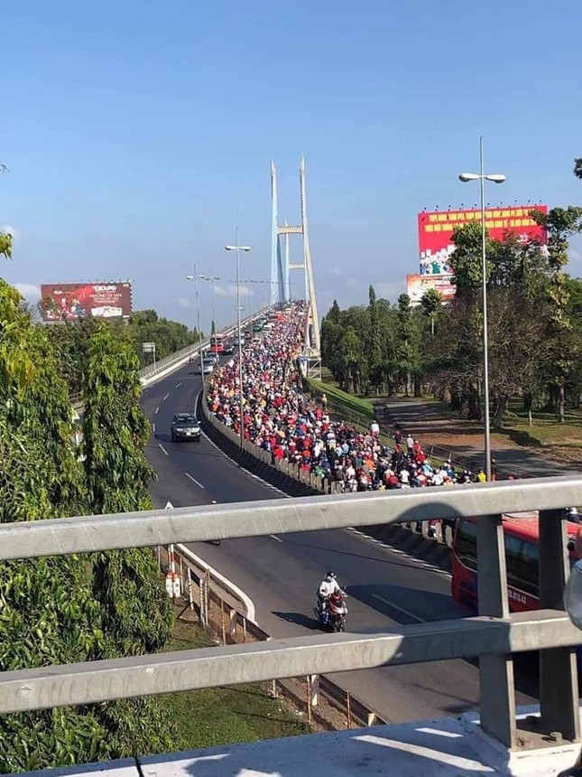 Cửa ngõ TP.HCM tắc nghẽn sau dịp Tết: "Hơn một tiếng rồi vẫn chưa rời khỏi quê nhà"! ảnh 1
