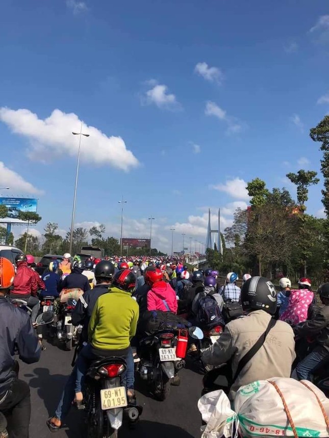 Cửa ngõ TP.HCM tắc nghẽn sau dịp Tết: "Hơn một tiếng rồi vẫn chưa rời khỏi quê nhà"! ảnh 3