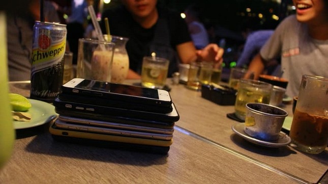Đừng kêu họp lớp không ai đi nữa, đông đủ nhưng đều cắm mặt vào điện thoại thì cũng mất vui ảnh 6