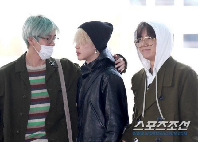 Fan hú hét vì "95-line" V và Jimin (BTS) "tình bể bình" ở sân bay ảnh 2