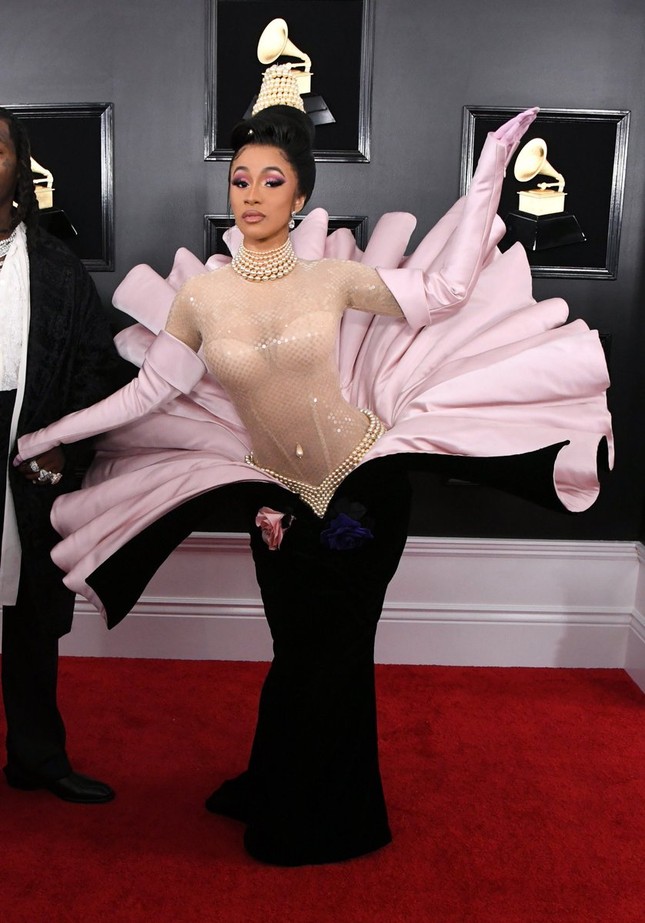 Muốn chiếm spotlight, hãy diện trang phục "không giống ai" như Cardi B tại Grammy 2019! ảnh 3