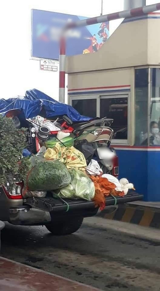 Hình ảnh về những chuyến xe "chở cả quê hương" quay lại thành phố sau kì nghỉ Tết ảnh 2
