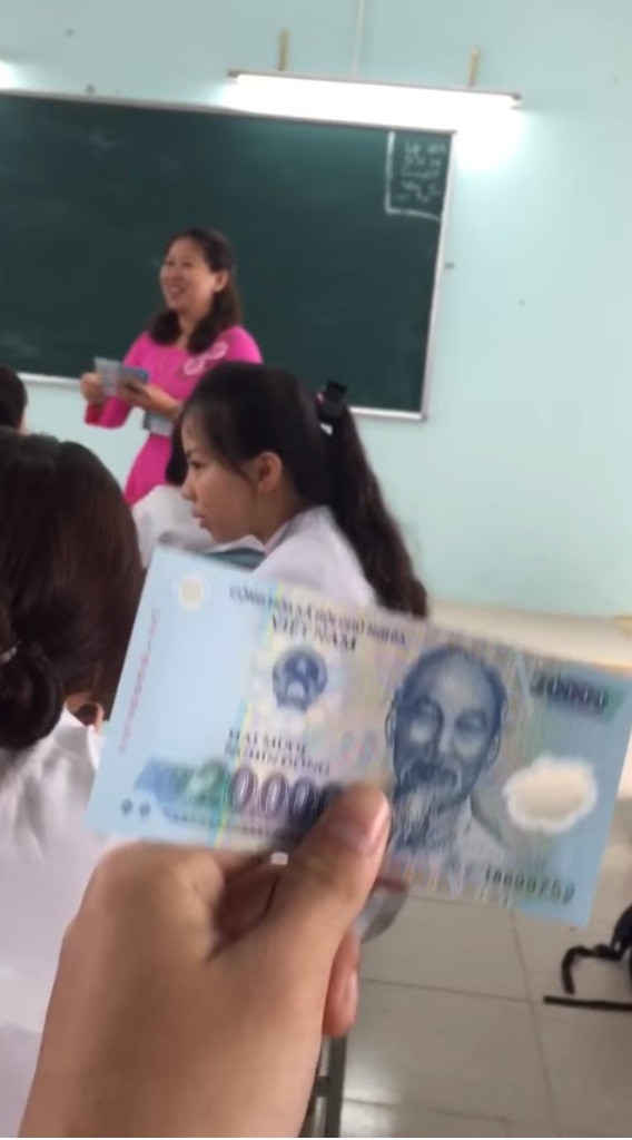 Tiết học đầu Xuân không còn nhàm chán khi thầy cô giáo lì xì học trò theo cách thật "chất" ảnh 4