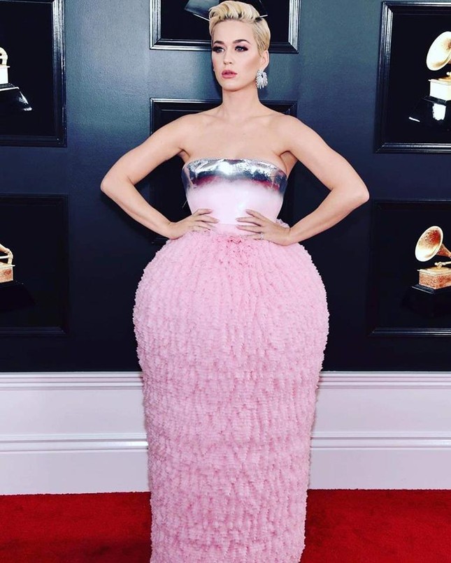 Trắng tay ở Grammy nhưng Katy Perry lại “bội thu” ảnh chế với chiếc váy thảm họa đây này! ảnh 1