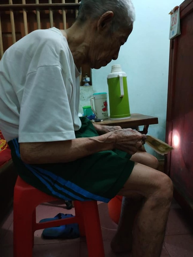 Hình ảnh xúc động: Ông bà chắt chiu từng tờ tiền, "dúi" cho cháu sau kì nghỉ Tết ảnh 1