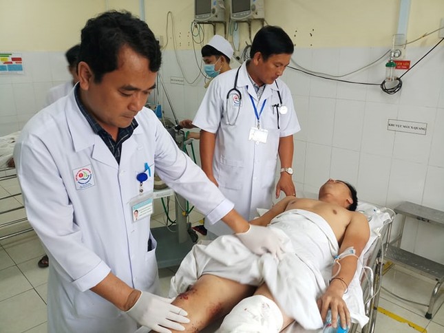 Lật xe khách ở Nha Trang, hàng chục người nhập viện ảnh 9