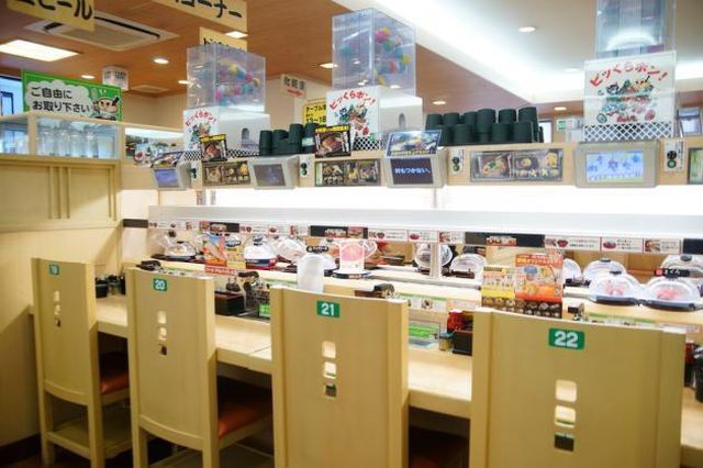 Giá đắt dành cho trò đùa ngớ ngẩn tại nhà hàng băng chuyền nổi tiếng ảnh 1