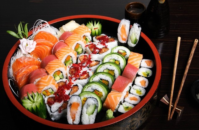 Một gia đình Nhật Bản tán gia bại sản vì trò "câu like" của cậu con trai tại nhà hàng sushi ảnh 2