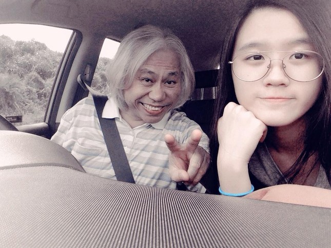Giữa tin đồn chia tay, cặp đôi "ông cháu" cách nhau 40 tuổi tung ảnh kỉ niệm 6 năm bên nhau ảnh 1