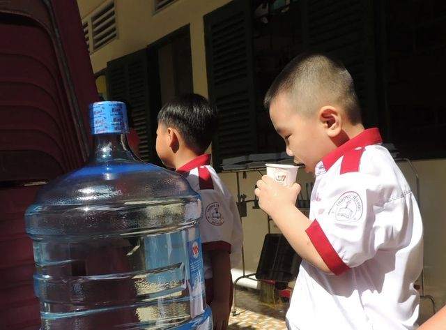 TPHCM: Nắng nóng có thể gây bỏng, trường học “ứng phó” bảo vệ học trò ảnh 2