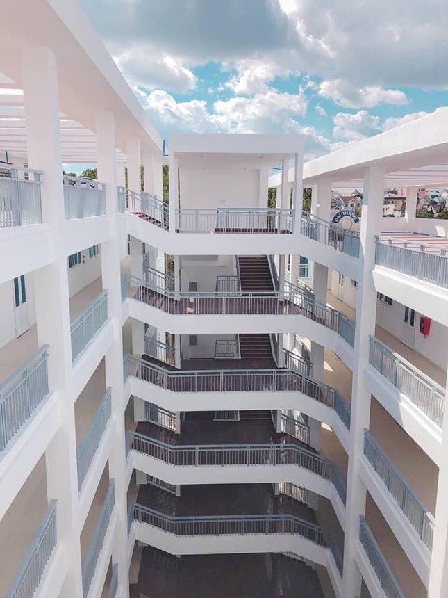 Đến Đà Lạt, đừng quên ghé qua ngôi trường Đại học đẹp xinh như phim trường điện ảnh ảnh 2