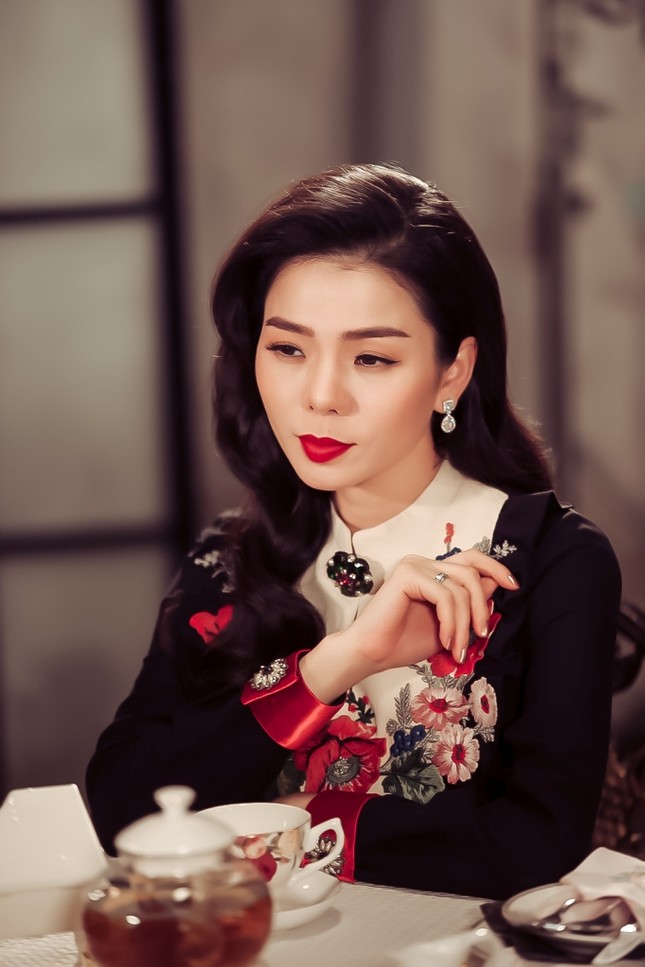 Ca sĩ Lệ Quyên đau khổ khi vướng vào cuộc tình tay 4 trong MV mới ảnh 1