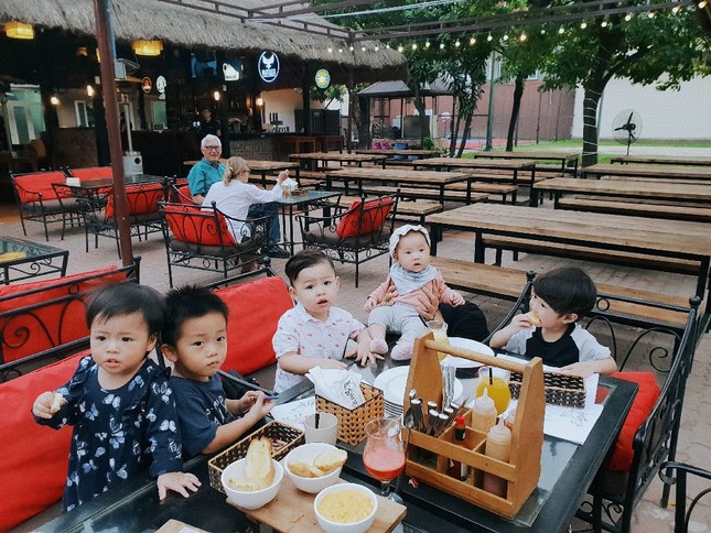 "Thanh xuân" của nhiều bạn trẻ giờ đã... "tay bồng tay bế" thế này rồi đây! ảnh 3