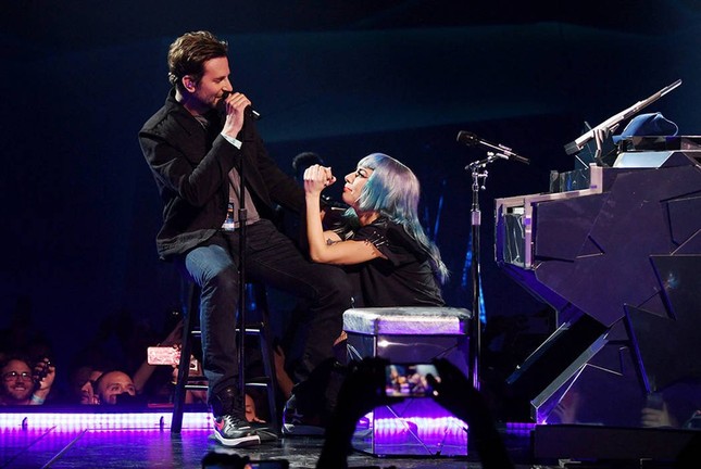 Hậu “A Star Is Born”, fan rần rần vì tin đồn Lady Gaga và Bradley Cooper “phim giả tình thật” ảnh 1