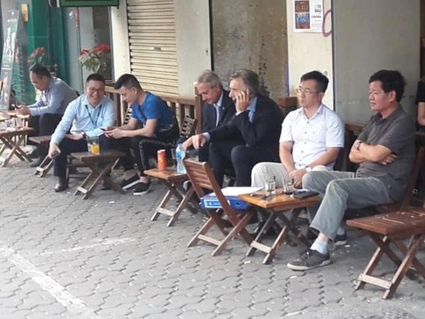 Tổng thống Argentina ngồi vỉa hè Hà Nội uống cà phê ảnh 1