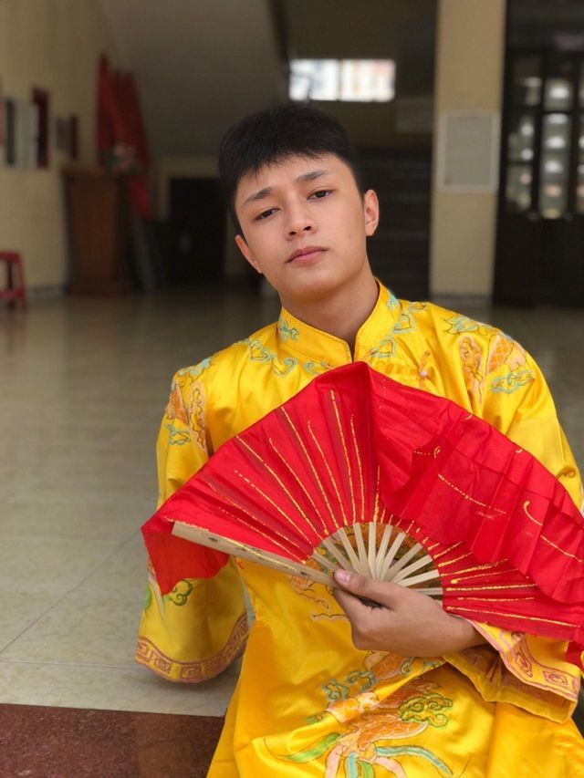 Mặc “long bào”, ngồi “ngai vàng” nam sinh Quảng Bình được quan tâm đặc biệt ảnh 2