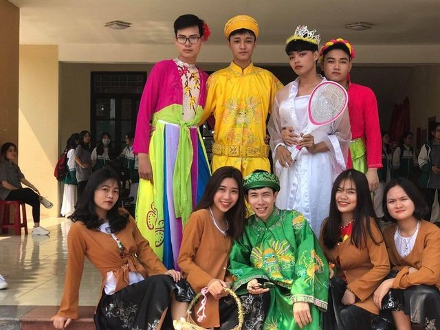 Mặc “long bào”, ngồi “ngai vàng” nam sinh Quảng Bình được quan tâm đặc biệt ảnh 3