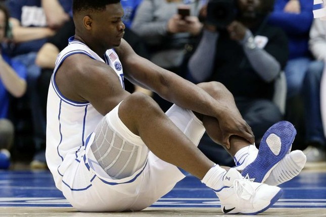 Giày của siêu sao bóng rổ rách toạc trên sân đấu, cổ phiếu Nike tụt dốc không phanh ảnh 1