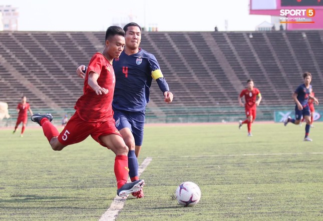 Tuyển thủ U22 Thái Lan gây phẫn nộ khi đạp thẳng mặt cầu thủ U22 Việt Nam ảnh 1