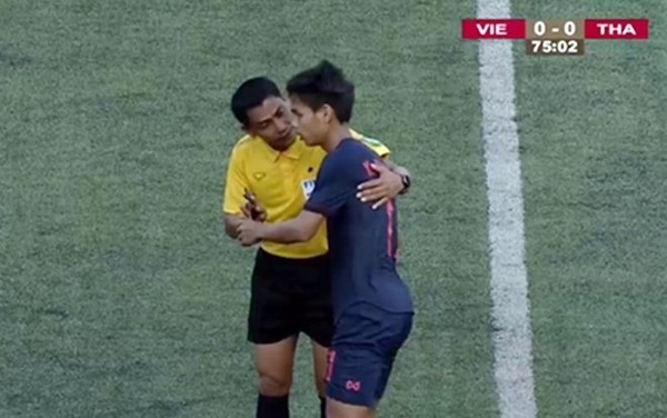 Tuyển thủ U22 Thái Lan gây phẫn nộ khi đạp thẳng mặt cầu thủ U22 Việt Nam ảnh 4