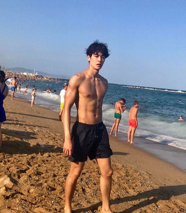 Thầy giáo người Hàn đẹp trai như Cha Eun Woo gây bão, fan đua nhau đòi thầy kèm riêng ảnh 1