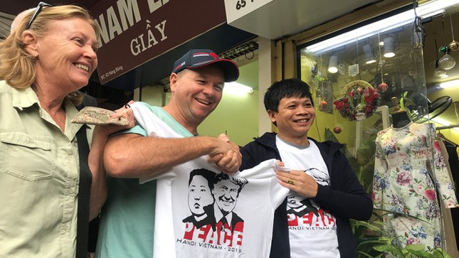 Áo phông in hình Chủ tịch Kim Jong-un và Tổng thống Trump "gây sốt" tại Hà Nội ảnh 1