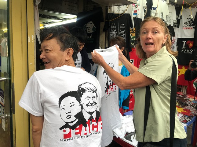 Áo phông in hình Chủ tịch Kim Jong-un và Tổng thống Trump "gây sốt" tại Hà Nội ảnh 6