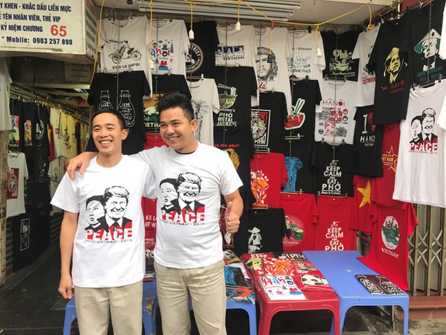 Áo phông in hình Chủ tịch Kim Jong-un và Tổng thống Trump "gây sốt" tại Hà Nội ảnh 7
