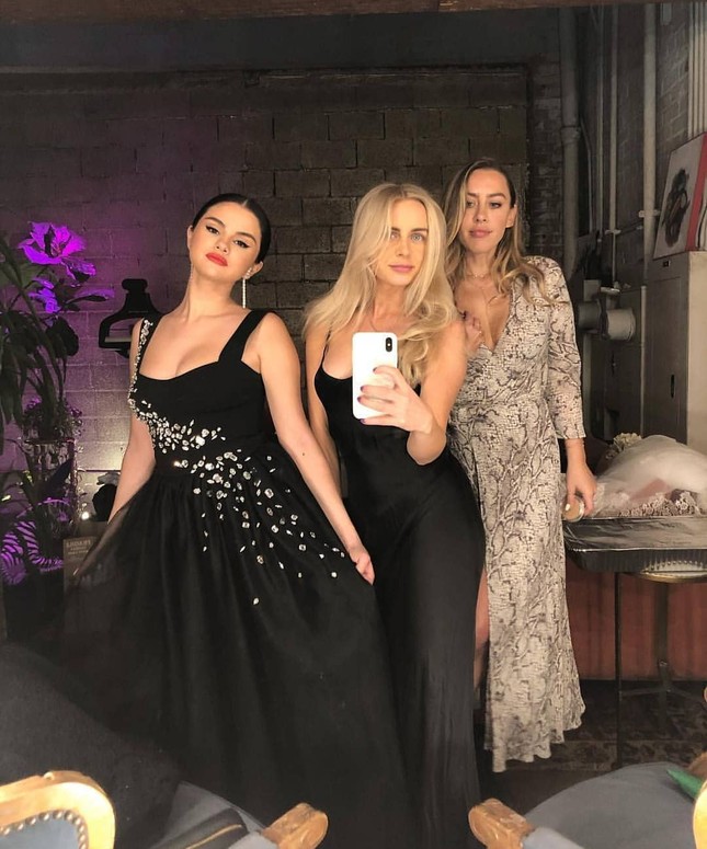 Chỉ là phù dâu trong đám cưới bạn thân, Selena Gomez vẫn "gây bão" vì quá xinh đẹp ảnh 1