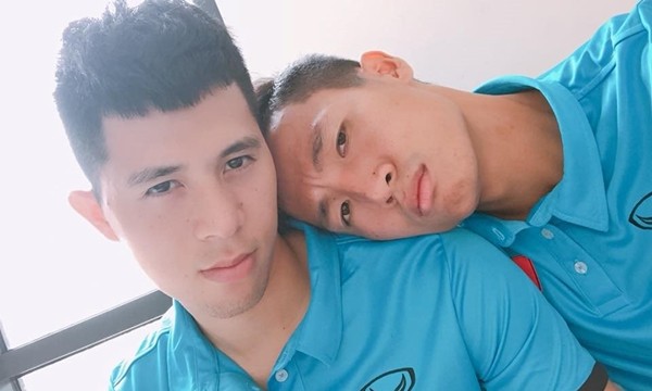 Dù xa nhau, "cặp đôi" Tiến Dũng - Đình Trọng "tình bể bình" nhờ món quà ý nghĩa của fan ảnh 2