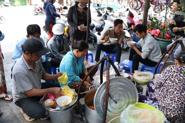 Giữa trưa, người Sài Gòn xì xụp bánh canh vỉa hè chỉ bán giờ "thiêng" ảnh 1