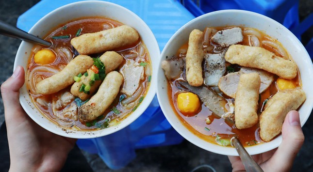 Giữa trưa, người Sài Gòn xì xụp bánh canh vỉa hè chỉ bán giờ "thiêng" ảnh 2