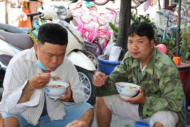 Giữa trưa, người Sài Gòn xì xụp bánh canh vỉa hè chỉ bán giờ "thiêng" ảnh 3
