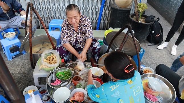 Giữa trưa, người Sài Gòn xì xụp bánh canh vỉa hè chỉ bán giờ "thiêng" ảnh 4