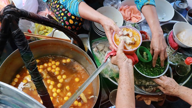 Giữa trưa, người Sài Gòn xì xụp bánh canh vỉa hè chỉ bán giờ "thiêng" ảnh 5