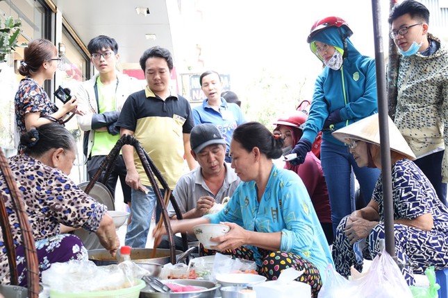 Giữa trưa, người Sài Gòn xì xụp bánh canh vỉa hè chỉ bán giờ "thiêng" ảnh 6