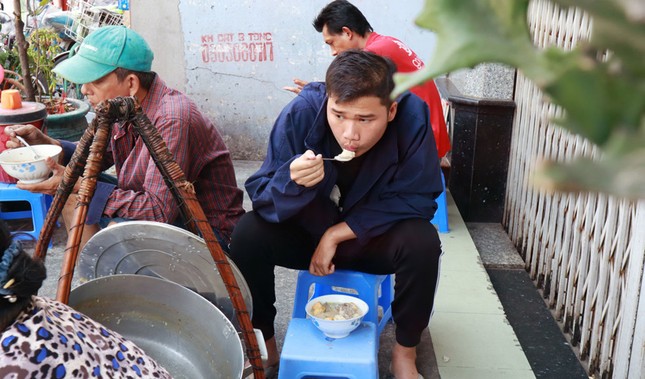 Giữa trưa, người Sài Gòn xì xụp bánh canh vỉa hè chỉ bán giờ "thiêng" ảnh 7